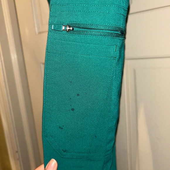 Figs Yola Pant in Hunter Green
Size M
Stain pictured above - Picture 3 of 3